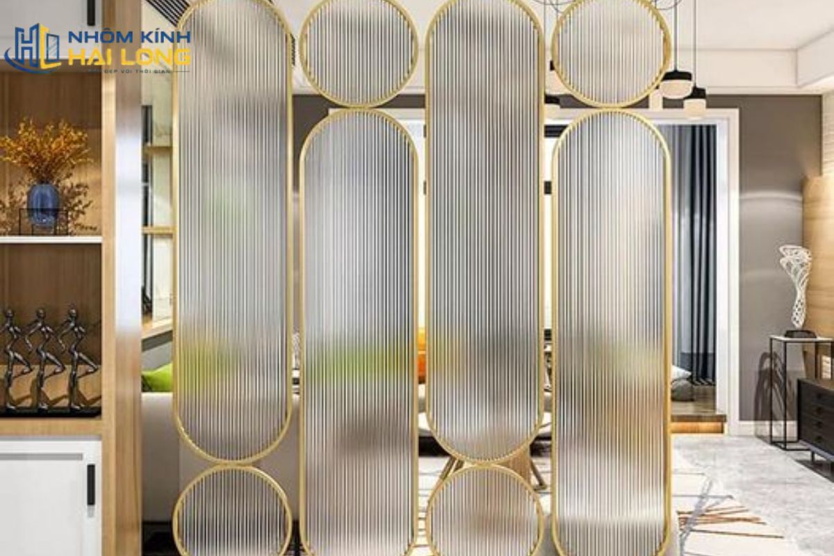 Vách kính kết hợp khung kim loại tạo đường nét chắc chắn, sang trọng và phù hợp phong cách hiện đại hoặc luxury
