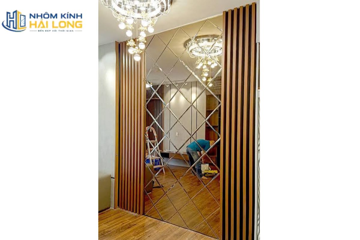 Vách gương ghép quả trám mài vát cạnh tạo chiều sâu, phản sáng đẹp và giúp không gian rộng hơn