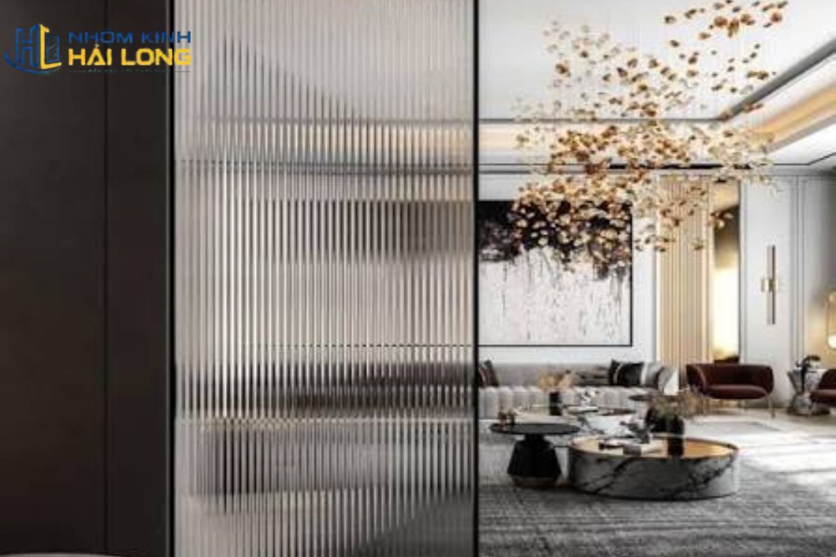 Vách kính lượn sóng hoặc kính gân giúp tăng riêng tư nhẹ, vẫn giữ ánh sáng và tạo cảm giác không gian cao, thoáng