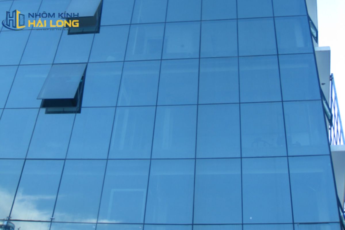 Vách mặt dựng giấu toàn bộ đố tạo bề mặt kính liền mạch, phản chiếu liên tục và hạn chế tối đa sự xuất hiện của khung nhôm