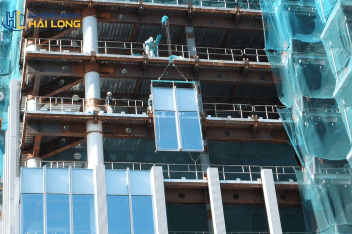 Vách mặt dựng hệ Unitized sử dụng các panel hoàn thiện tại nhà máy, sau đó nâng lắp và liên kết trực tiếp tại công trình
