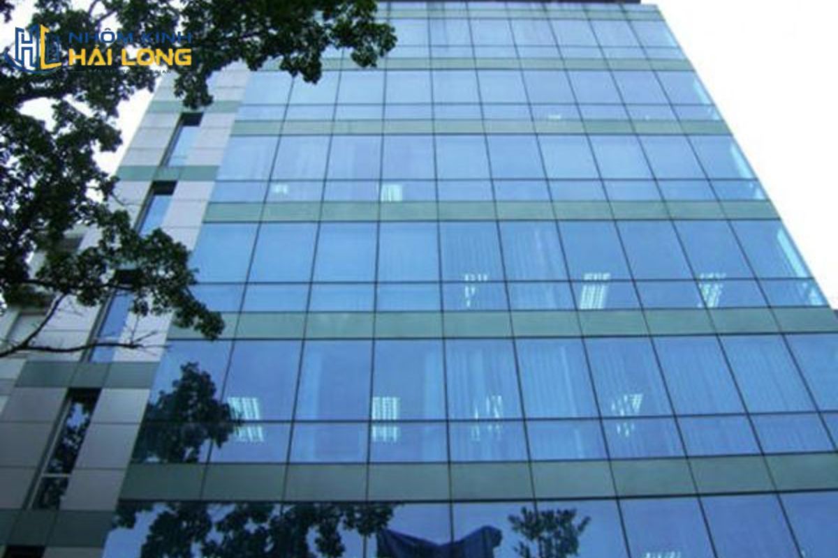 Vách mặt dựng hệ Unitized nổi đố tạo lưới hình học rõ ràng, mang vẻ hiện đại, khỏe khoắn và thuận tiện kiểm tra từng module
