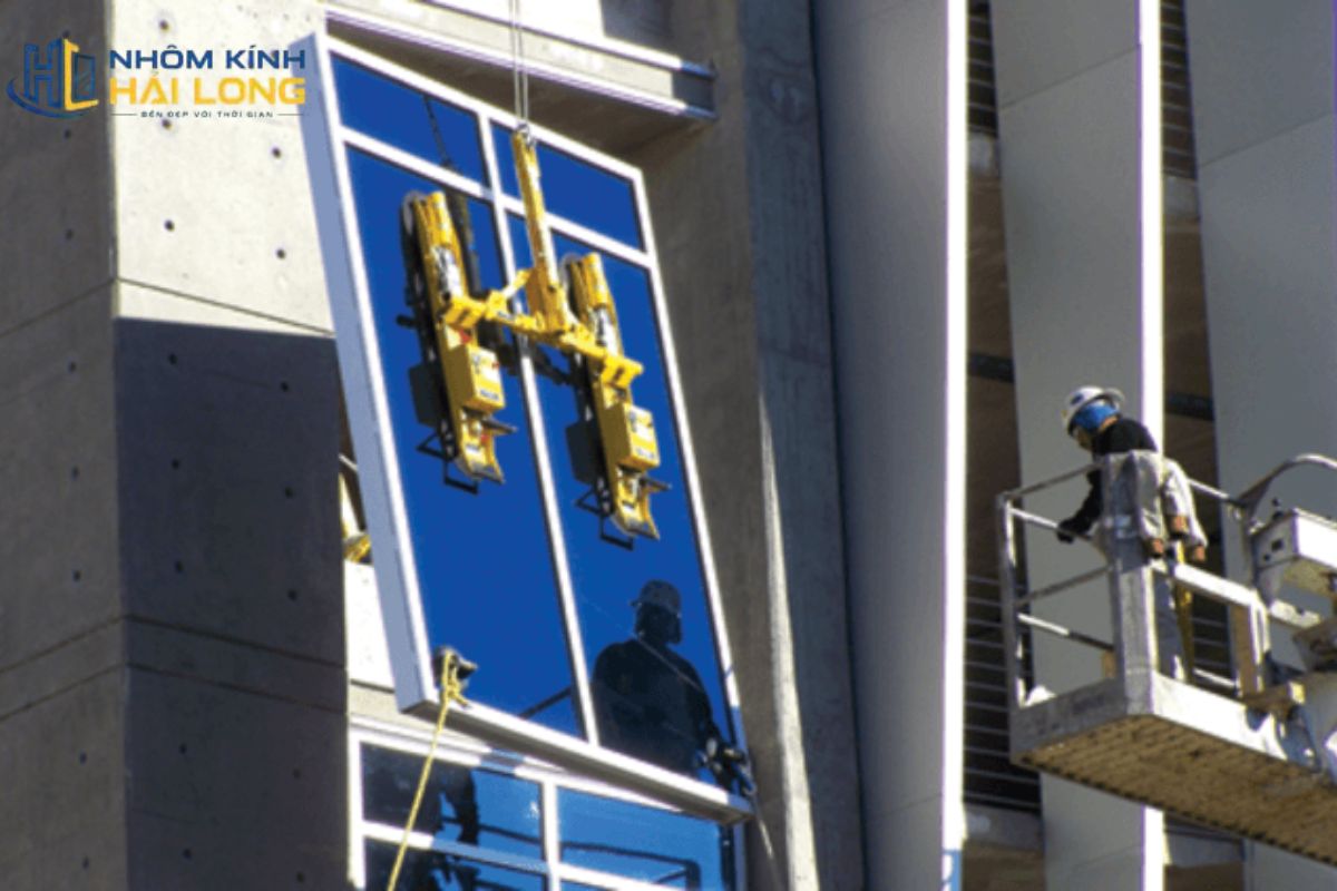 Quy trình triển khai vách mặt dựng hệ Unitized gồm khảo sát, thiết kế, sản xuất panel, kiểm tra chất lượng, vận chuyển, lắp dựng và nghiệm thu