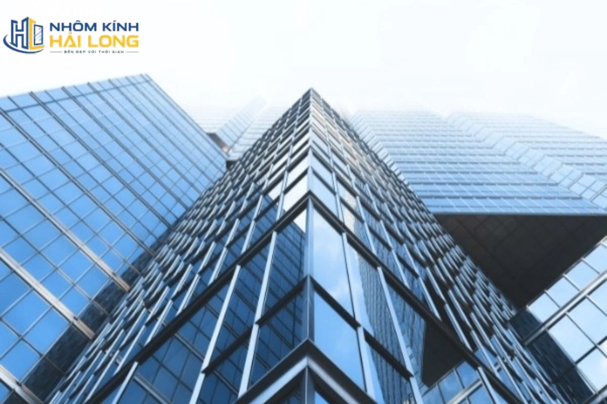 Vách mặt dựng lộ đố được nhận biết qua các thanh nhôm ngang dọc và nắp đậy hiện rõ bên ngoài bề mặt kính