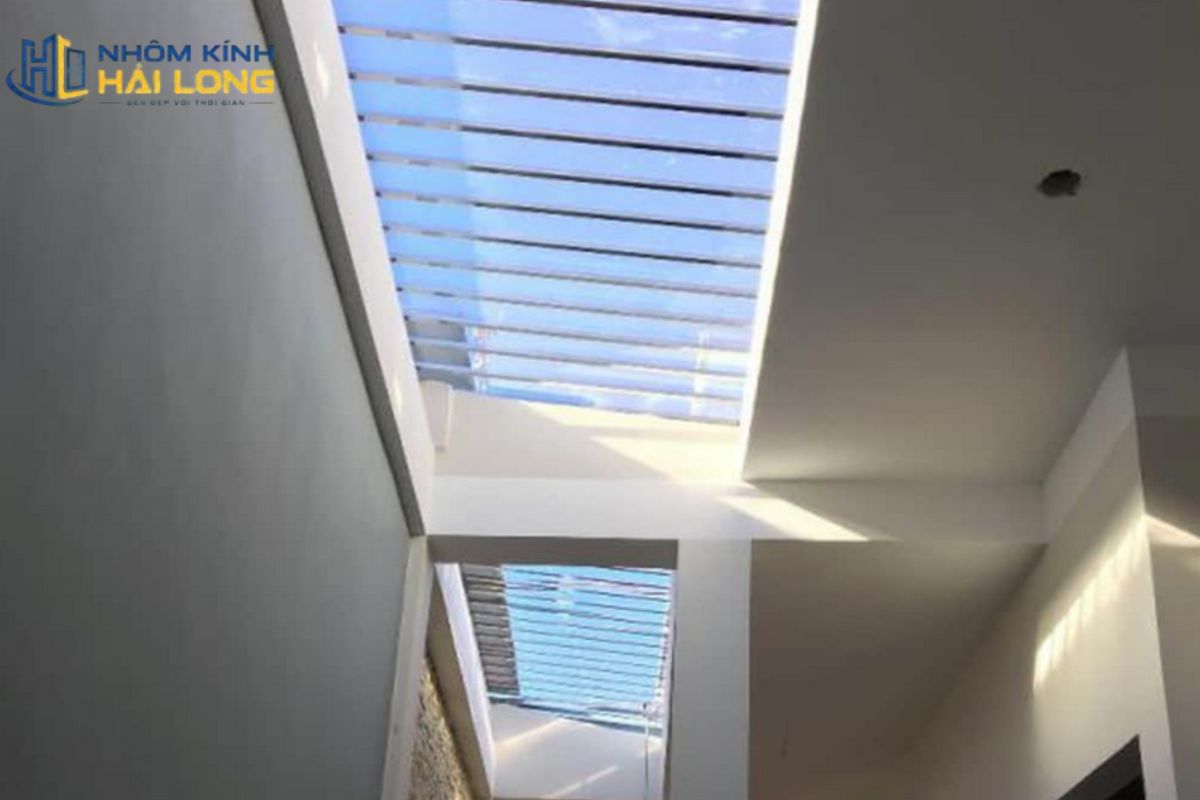 Vách kính lộ đố cho mái lấy sáng và giếng trời giúp chia ô kính, tạo điểm liên kết chắc chắn và hỗ trợ thoát nước, bảo trì