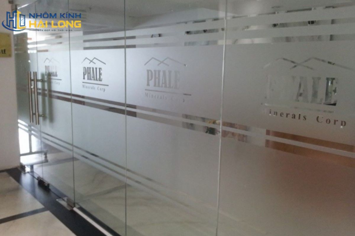 Vách kính cường lực dán decal mờ giúp tăng riêng tư, dễ thay đổi và có thể tạo đường line hoặc logo doanh nghiệp