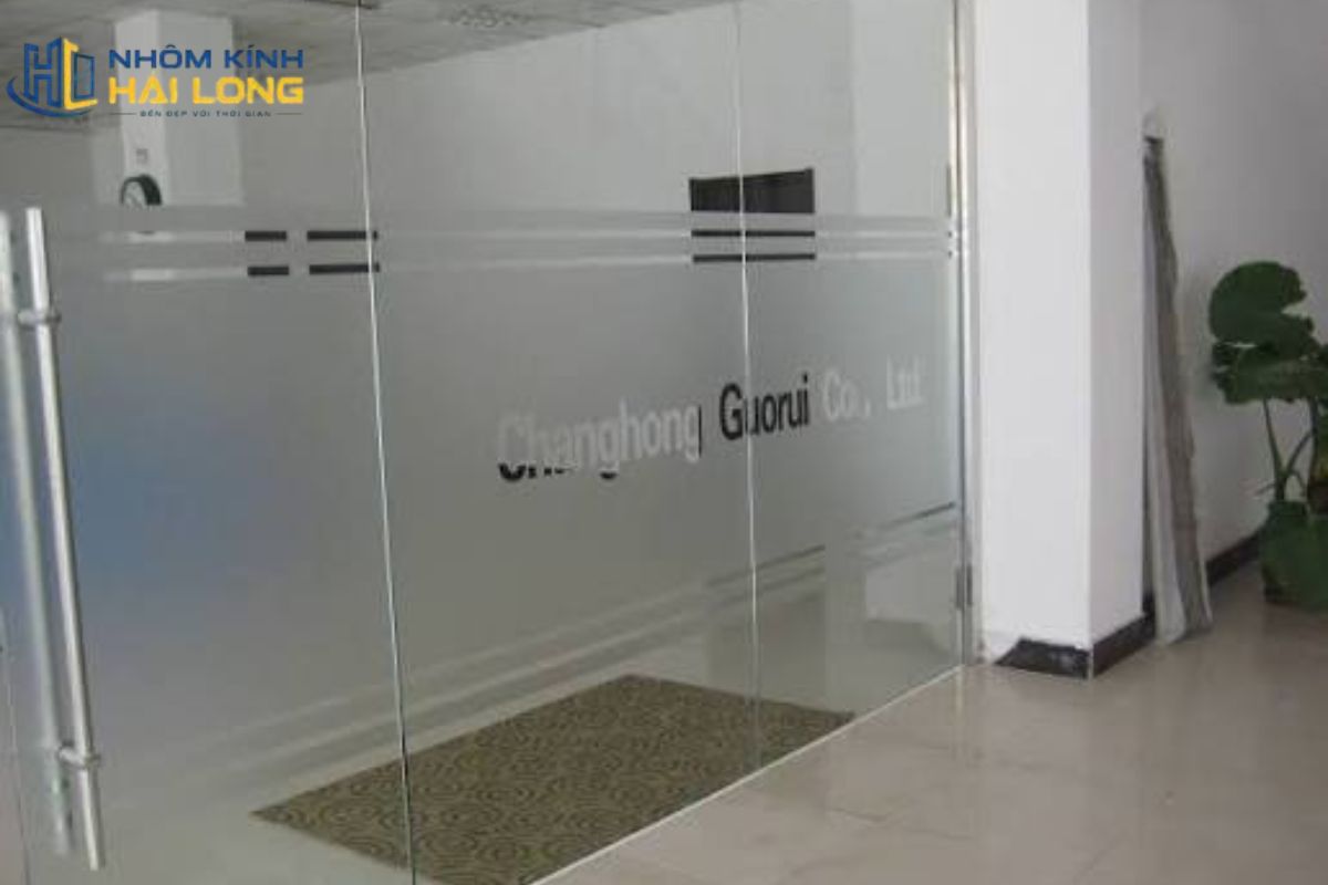 Vách ngăn kính mờ giúp phân chia không gian, tăng riêng tư nhưng vẫn cho ánh sáng khuếch tán tự nhiên
