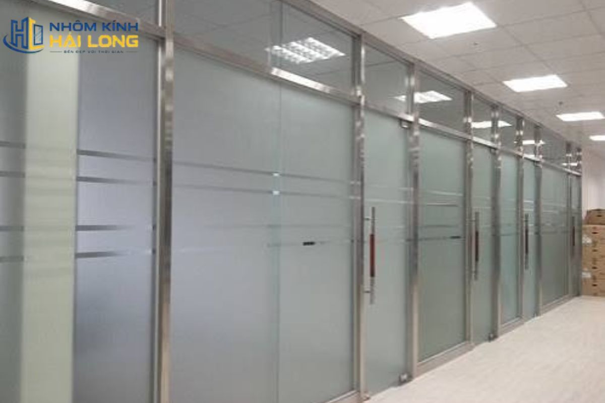 Vách kính mờ khung nhôm hoặc inox tạo liên kết chắc chắn, đường nét rõ và dễ phối màu với nội thất