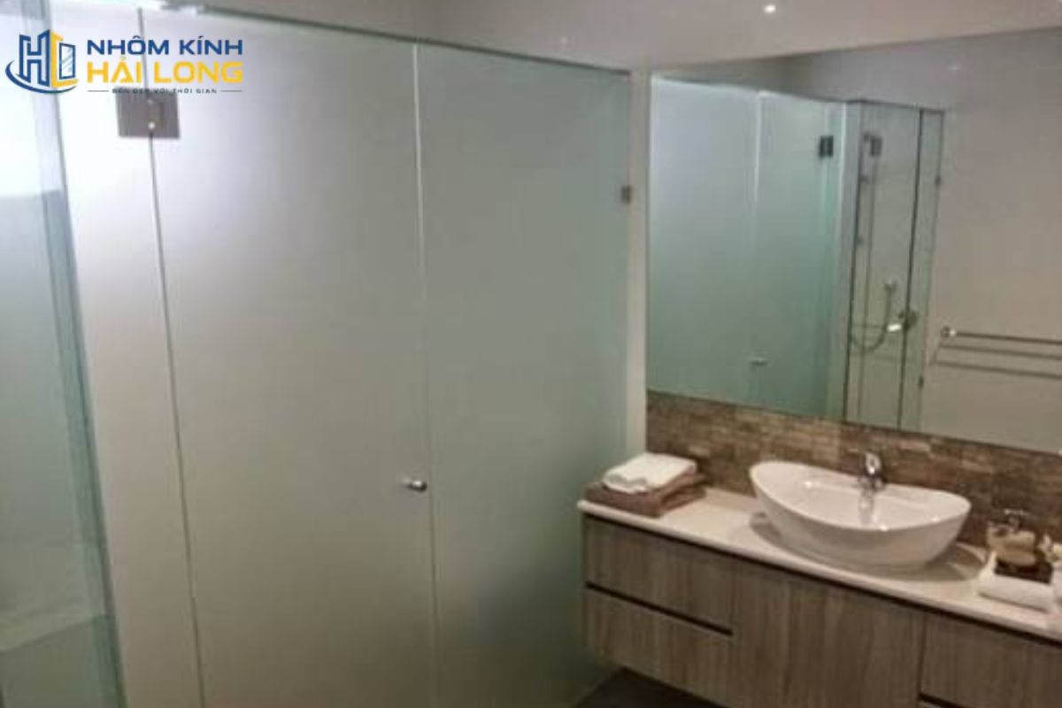 Vách kính mờ phòng tắm tăng riêng tư, dễ vệ sinh và sử dụng phụ kiện inox 304 chịu ẩm tốt