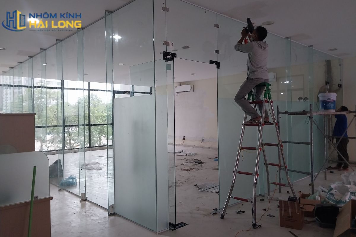 Quy trình thi công vách ngăn kính mờ gồm khảo sát, chọn cấu hình, lập bản vẽ, gia công, lắp đặt và nghiệm thu