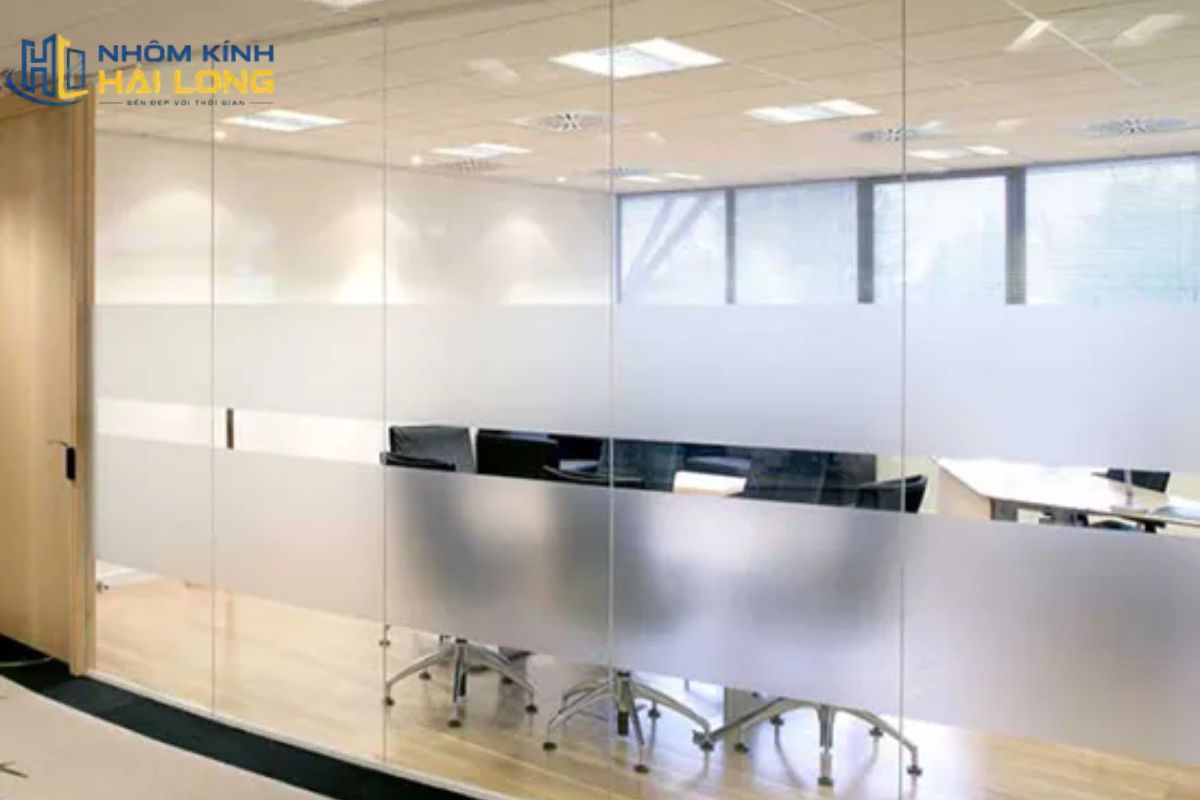 Vách nhôm kính hệ 1000 ứng dụng cho văn phòng, nhà ở và showroom