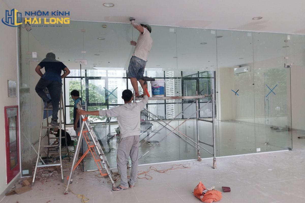 Quy trình khảo sát và thi công vách kính gồm đo hiện trạng, chọn cấu hình, báo giá, gia công, lắp đặt và nghiệm thu