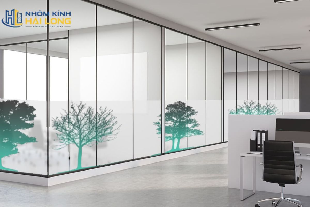 Vách kính phòng họp kết hợp decal mờ hoặc rèm trong kính, giúp tăng riêng tư, hạn chế tiếng ồn và tối ưu diện tích