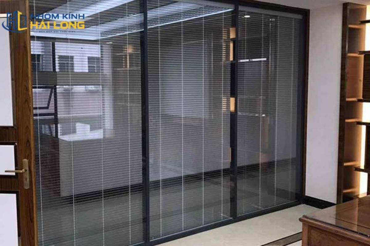 Vách kính hộp có rèm bên trong giúp điều chỉnh riêng tư linh hoạt, phù hợp phòng họp, phòng giám đốc và văn phòng cao cấp