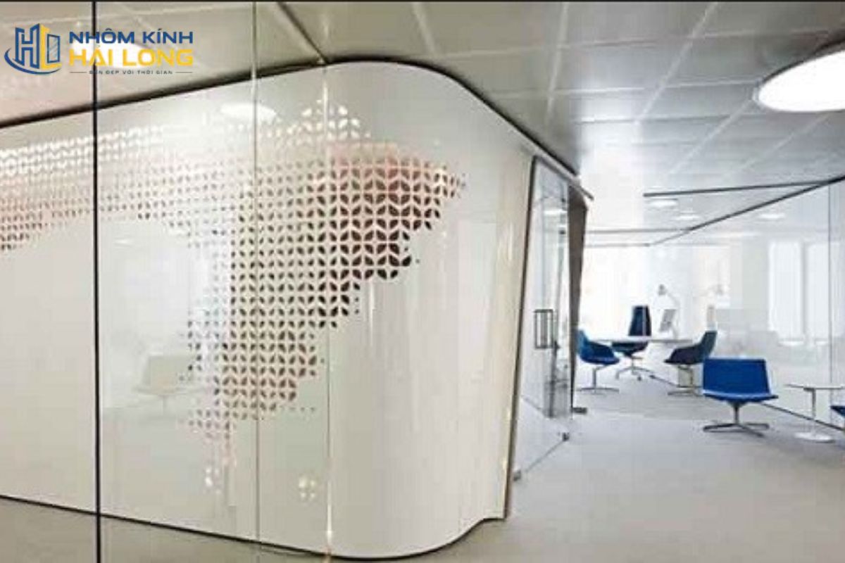 Vách kính phòng giám đốc kết hợp decal mờ hoặc rèm trong kính, giúp tăng riêng tư nhưng vẫn quan sát được không gian chung