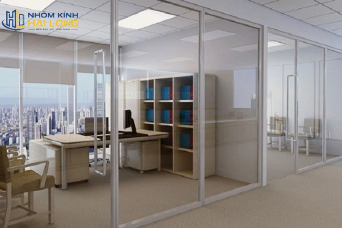 Thông số kính vách ngăn văn phòng cần chốt gồm độ dày kính, loại khung, kích thước ô, chiều cao vách và phụ kiện cửa