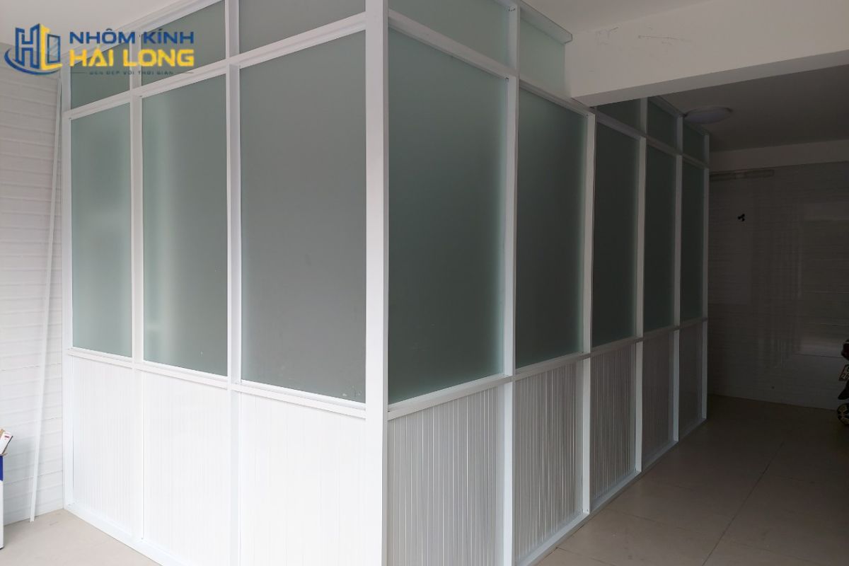 Vách kính trong khung nhôm hệ 700 hoặc 1000 giúp chia phòng ngủ mà vẫn giữ ánh sáng và tầm nhìn