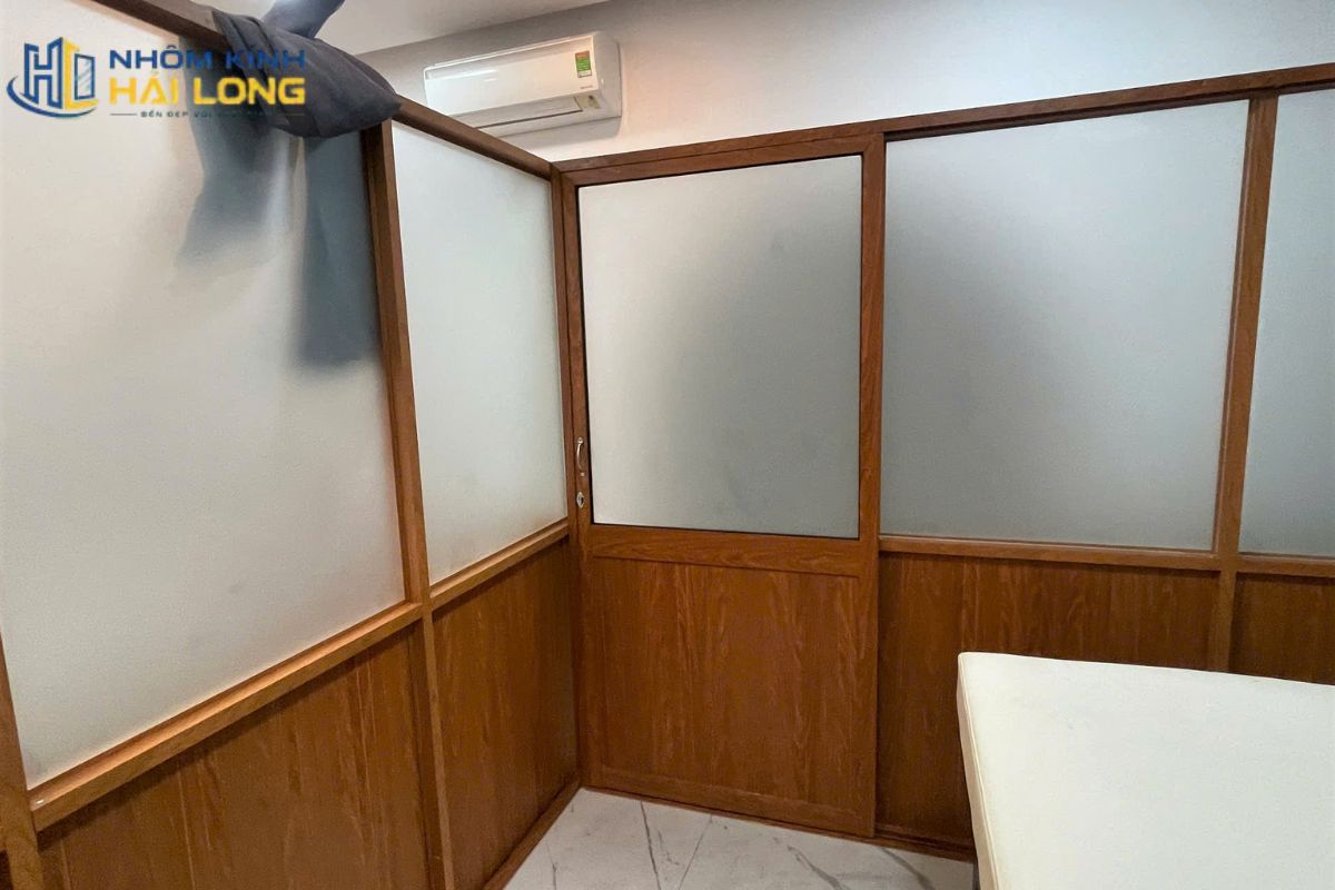 Vách nhôm kính giả gỗ tạo cảm giác ấm áp, phù hợp nội thất gỗ, phong cách Japandi và phòng ngủ tông trung tính