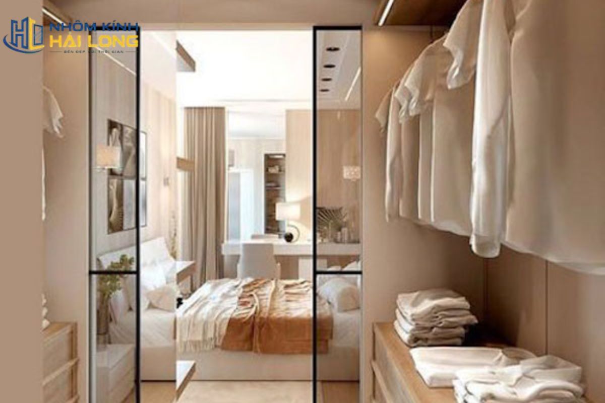 Vách kính tạo phòng thay đồ trong phòng ngủ giúp phân chia khu giường và walk-in closet, đồng thời tăng riêng tư và tính thẩm mỹ