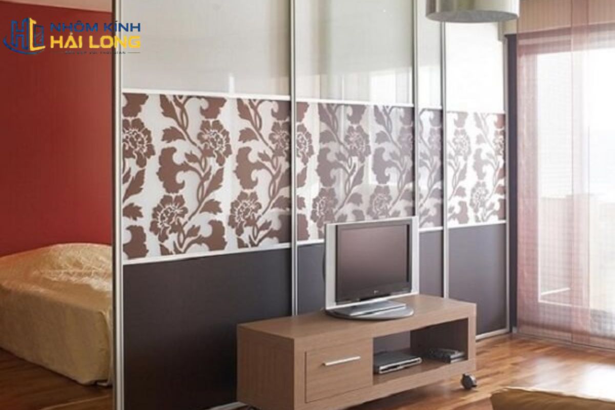 Vách kính tách phòng ngủ khỏi phòng khách giúp phân chia không gian mà vẫn giữ ánh sáng