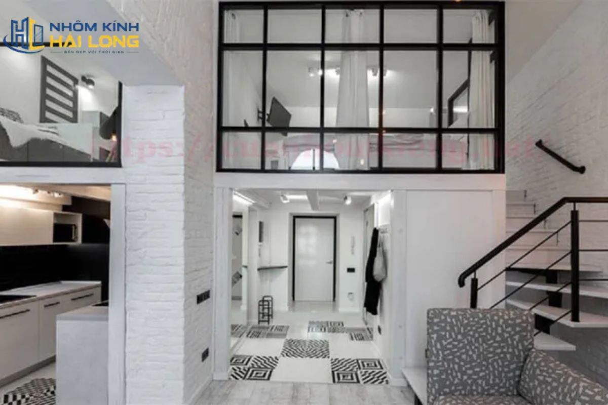 Vách nhôm kính gác lửng giúp phân chia không gian, giữ ánh sáng và tầm nhìn, đồng thời cần khảo sát kết cấu, độ riêng tư và an toàn mép sàn