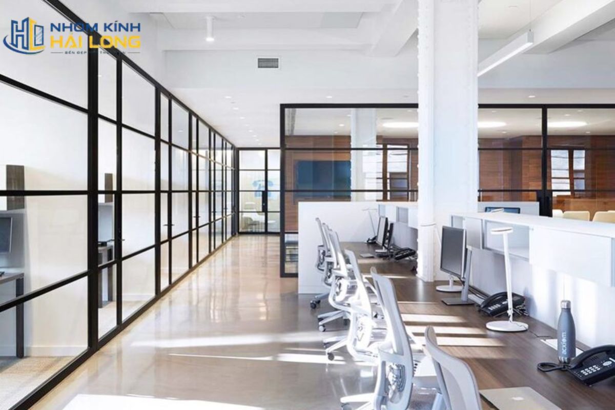 Vách nhôm kính hệ 1000 được ứng dụng cho văn phòng, nhà ở, showroom và mặt bằng thương mại, có thể kết hợp cửa đi hoặc cửa sổ để lấy sáng, thông gió và phân chia không gian