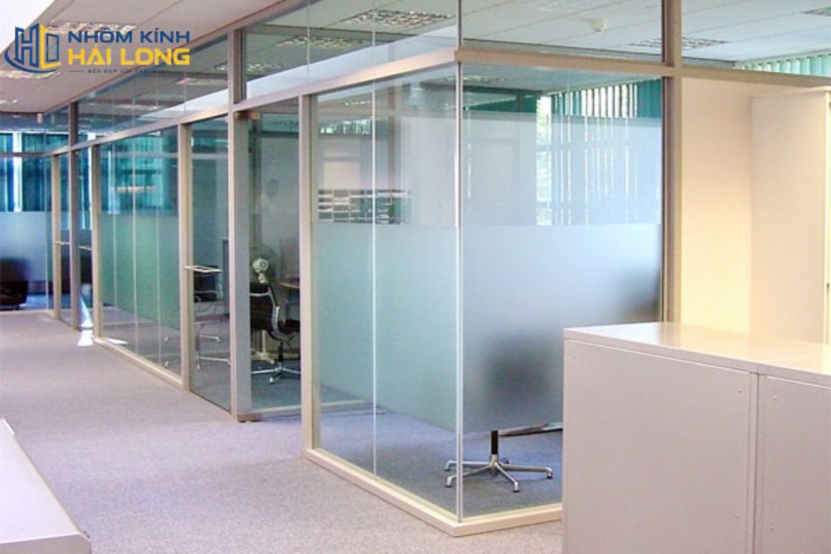 Vách nhôm kính hệ 1000 phù hợp chia phòng làm việc, phòng họp, nhà ở, showroom và các khu vực cần giữ ánh sáng, tầm nhìn cùng sự thông thoáng
