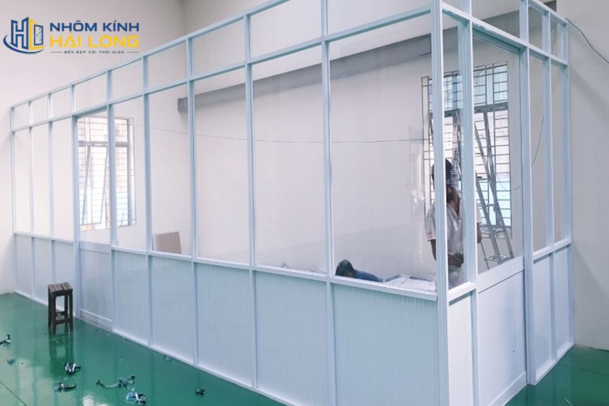 Vách kính khung nhôm hệ 1000 chia ô bằng đố ngang, đố dọc hoặc kết hợp, phù hợp văn phòng, phòng họp và không gian hiện đại