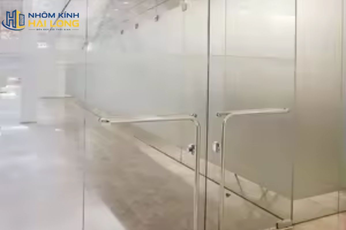 Vách kính suốt khung nhôm hệ 1000 sử dụng tấm kính lớn và ít thanh đố, giúp mở rộng tầm nhìn, tăng ánh sáng và tạo vẻ hiện đại