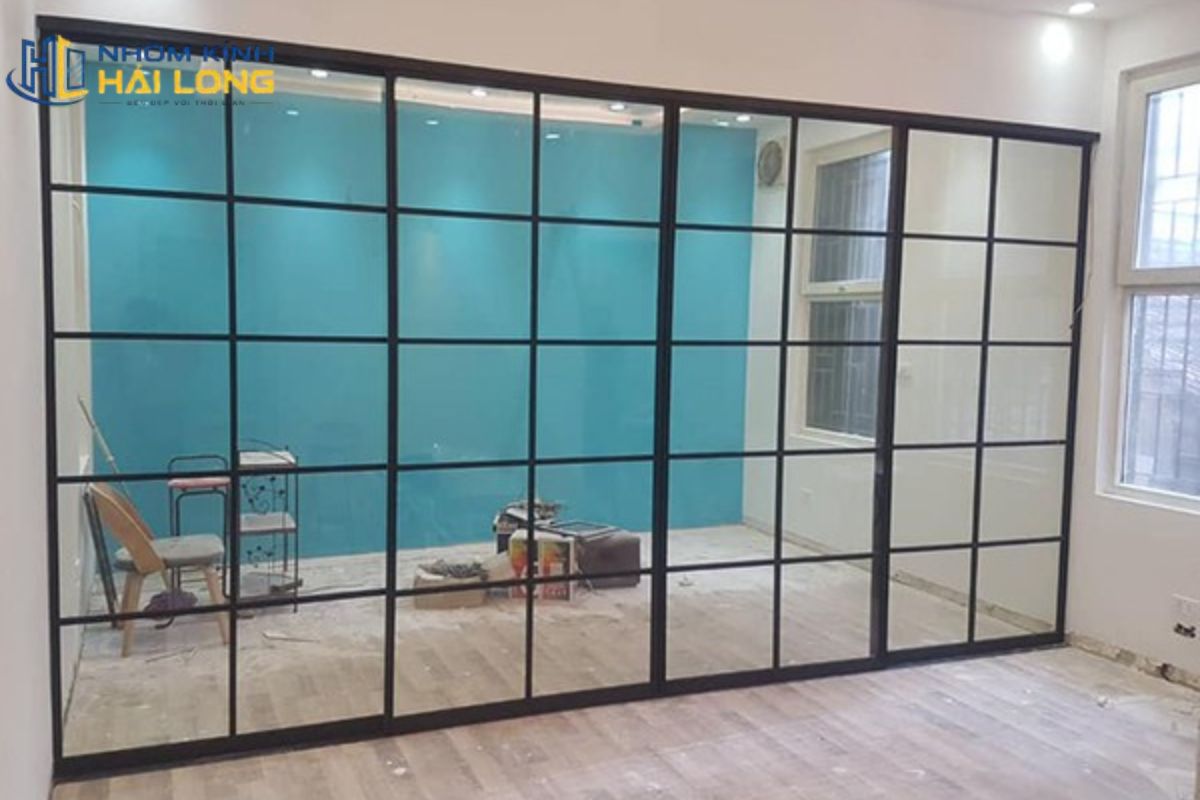 Vách kính cường lực chia ô đố sử dụng thanh nhôm ngang hoặc dọc để tạo điểm nhấn, giảm kích thước tấm kính và tăng cảm giác chắc chắn