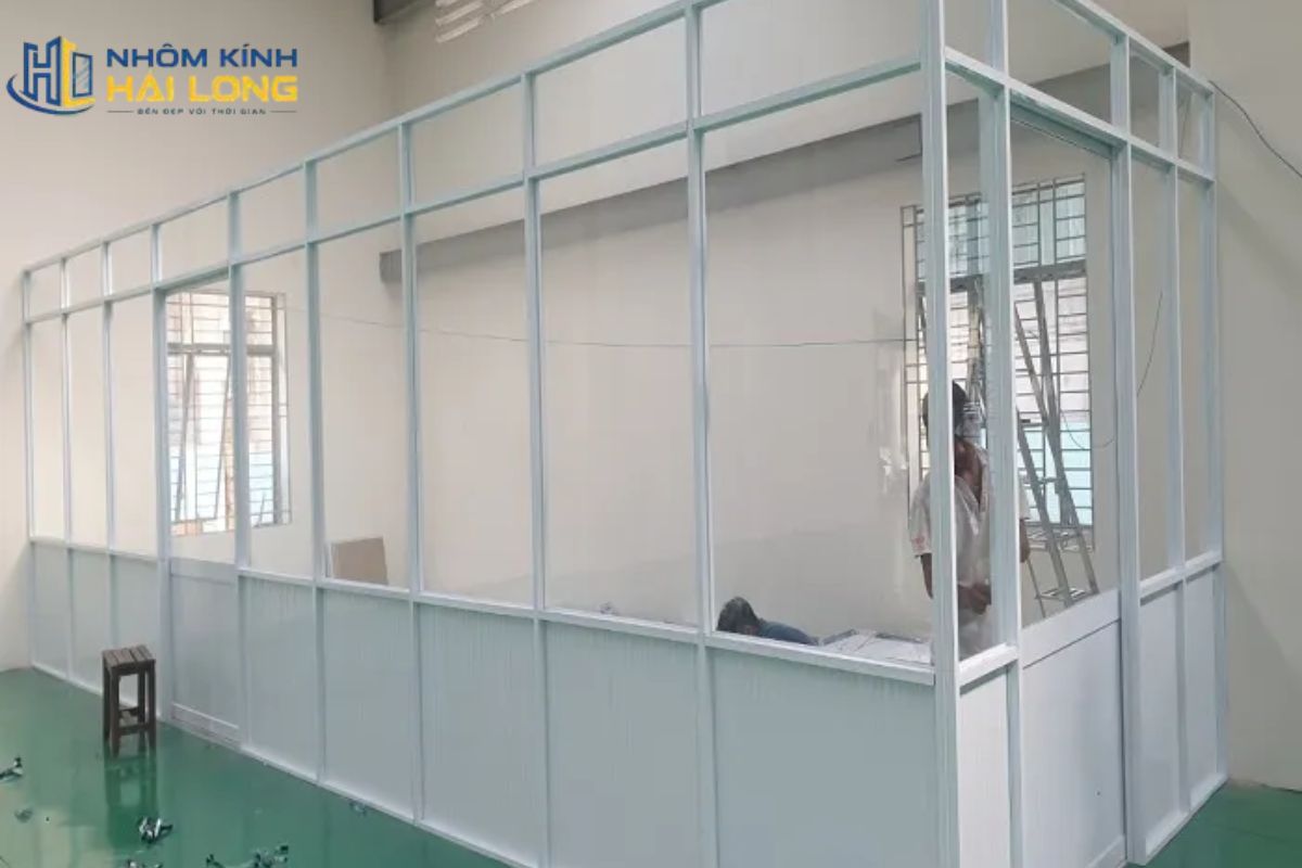 Vách lá nhôm kết hợp kính có phần dưới kín để che tầm nhìn và phần kính phía trên giúp lấy sáng, phù hợp phòng ngủ, nhà vệ sinh hoặc khu làm việc