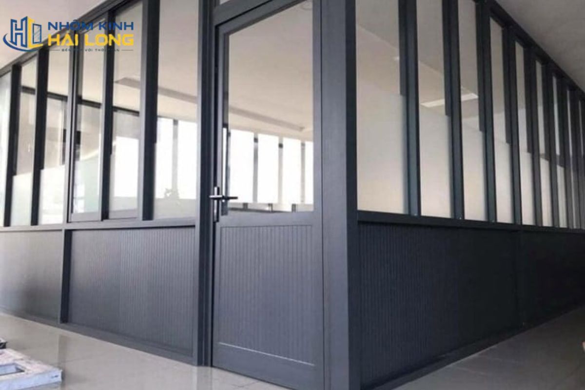 Vách nhôm sơn tĩnh điện có các màu trắng sứ, trắng sữa, xám ghi hoặc vân gỗ, dễ phối với nhiều phong cách nội thất