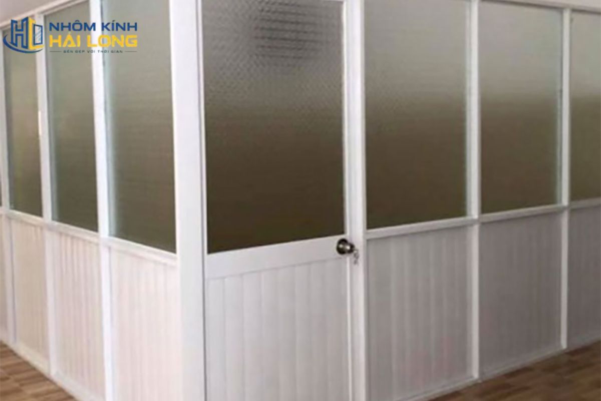 Vách nhôm kính hệ 700 cho nhà ở phù hợp phòng ngủ, phòng làm việc, phòng khách, nhà vệ sinh và các vách kết hợp cửa đi hoặc cửa sổ