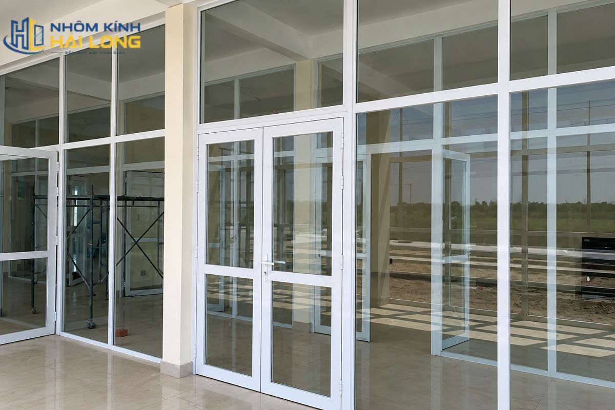 Vách ngăn nhôm kính hệ 700 cho y tế và giáo dục phù hợp phòng khám, khu tiếp nhận, phòng học và phòng làm việc, ưu tiên kính an toàn tại nơi đông người