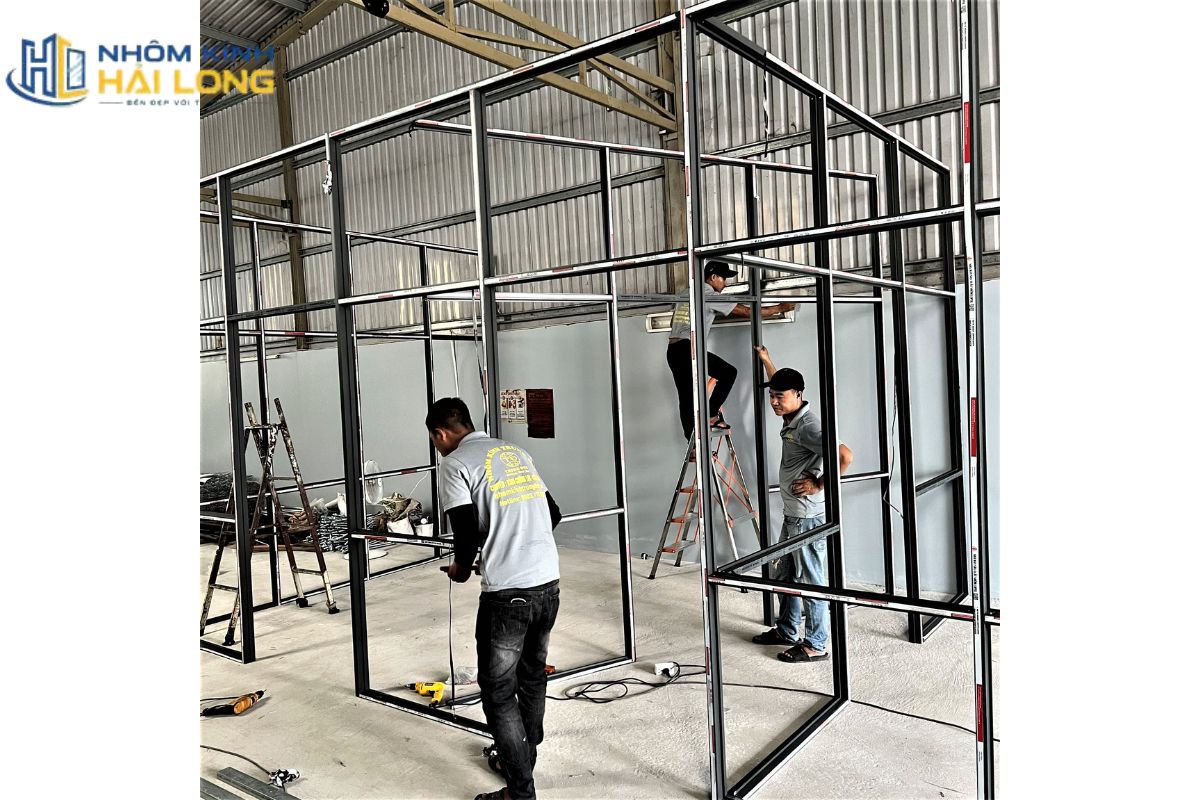 Quy trình khảo sát và thi công vách nhôm kính hệ 700 gồm tiếp nhận nhu cầu, đo đạc, chọn cấu hình, báo giá, gia công, lắp đặt và nghiệm thu
